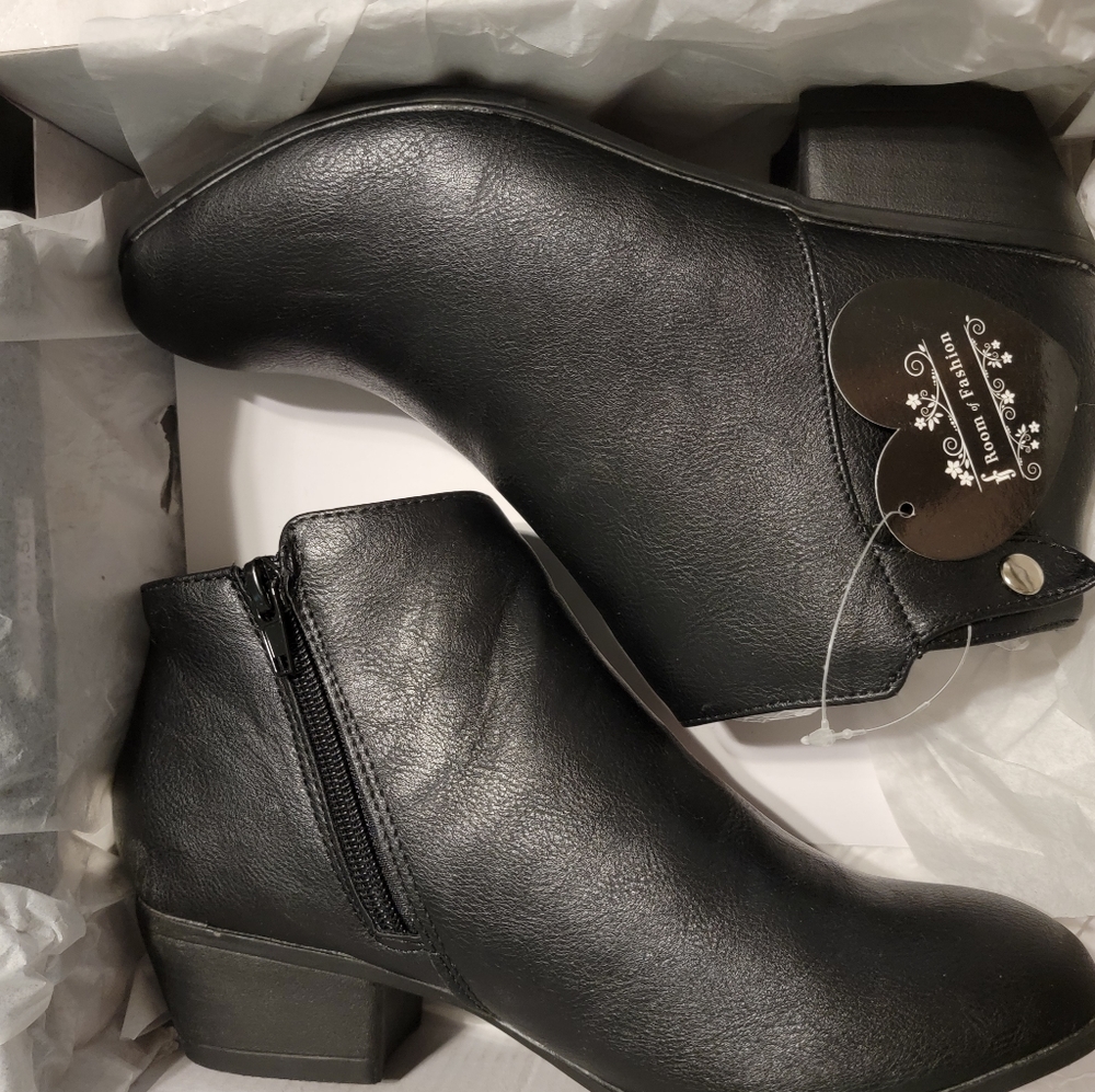Ankle boots, NEW in box size 6.5 fit more like a 6
